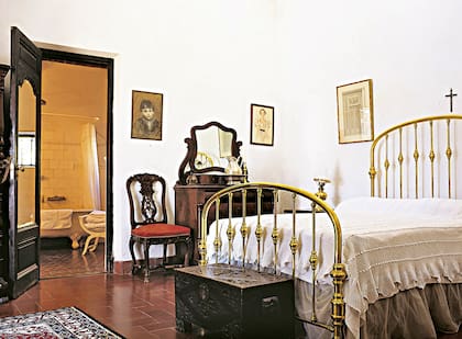 Como en la mayoría de los ambientes de la casa, los dormitorios principales se comunican con la galería a través de puertas ventana.