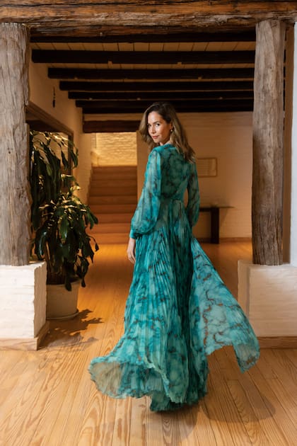Como en las mejores pasarelas, Elina “desfila” por la casa con un vestido Pucci.