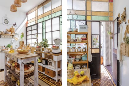 Como en las típicas casas chorizo (y esta es una centenaria) la cocina se encuentra al final de la galería