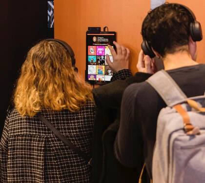 Como en las viejas disquerías, en el stand de Pengüin Random House solo hay que colocarse los auriculares y entregarse a la escucha de los textos leídos