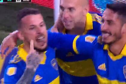 Como en Madrid, Darío Benedetto saca la lengua en el festejo del gol a River