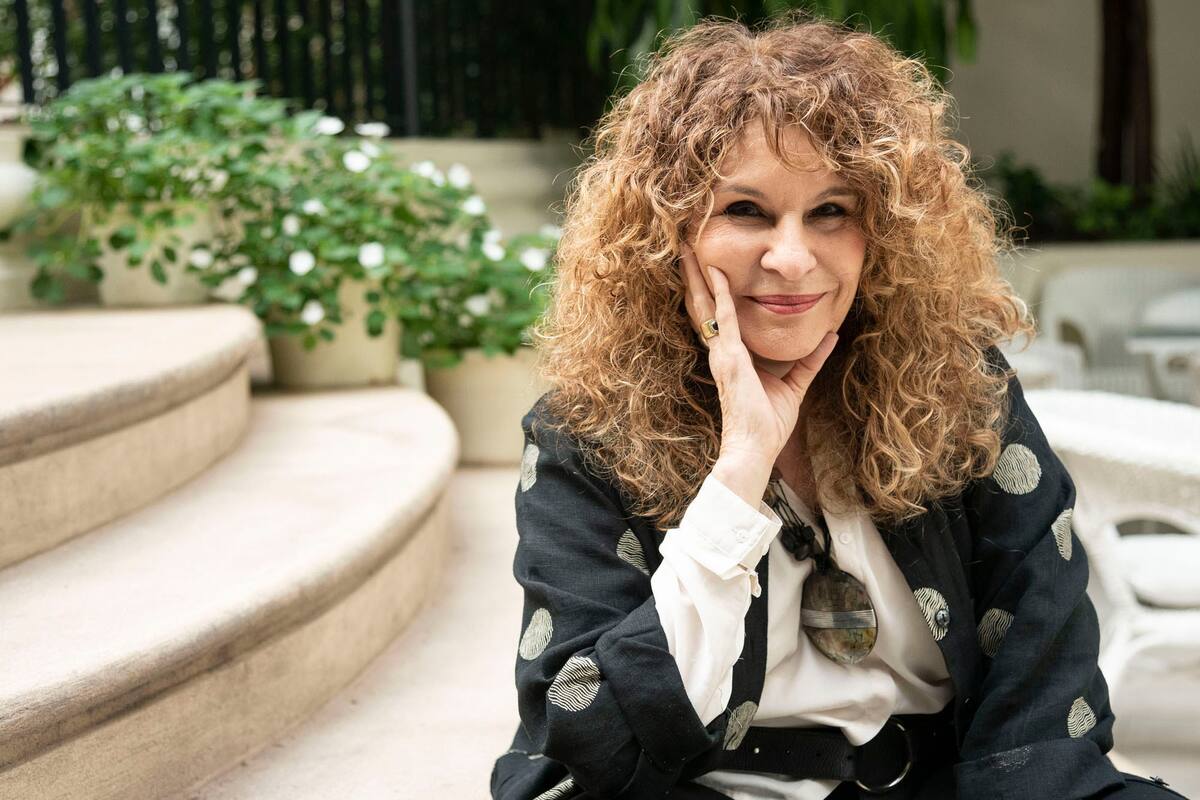 Como en su vida, en los libros que escribe hay mujeres fuertes, revoluciones, historias atravesadas por la sensualidad; tras cerrar el Festival de Poesía, presenta hoy Las fiebres de la memoria