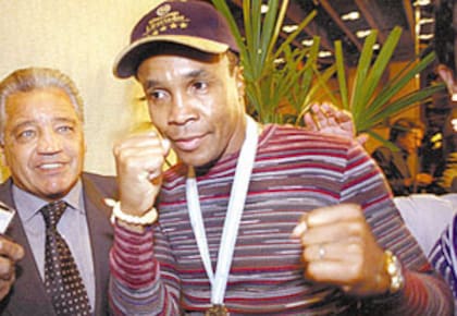 Ray Sugar Leonard en una de sus visitas a la Argentina, flanqueado por el ex campeón argentino Abel Laudonio