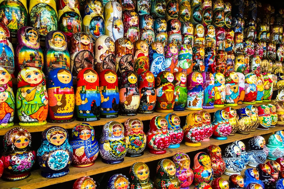 Como en toda capital, los centros turísticos ofrecen de todo para llevarse un recuerdo, pero hay que saber dónde encontrar los mejores precios y las curiosidades más llamativas; Izmailovo es el mercado donde podés llevarte desde las mamushkas hasta un Kalashnikov
