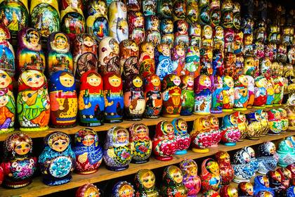 Como en toda capital, los centros turísticos ofrecen de todo para llevarse un recuerdo, pero hay que saber dónde encontrar los mejores precios y las curiosidades más llamativas; Izmailovo es el mercado donde podés llevarte desde las mamushkas hasta un Kalashnikov