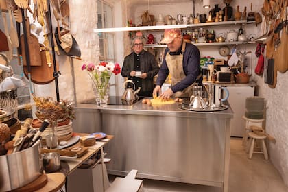 Como en todos los ambientes de la casa, la idea es optimizar el espacio, y la cocina no es la excepción. La vedette de este ambiente es la isla de acero.