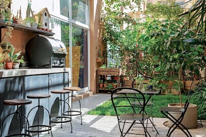 Como en una parrilla tradicional, el bajomesada funciona como espacio de guardado, con puertas de hierro.