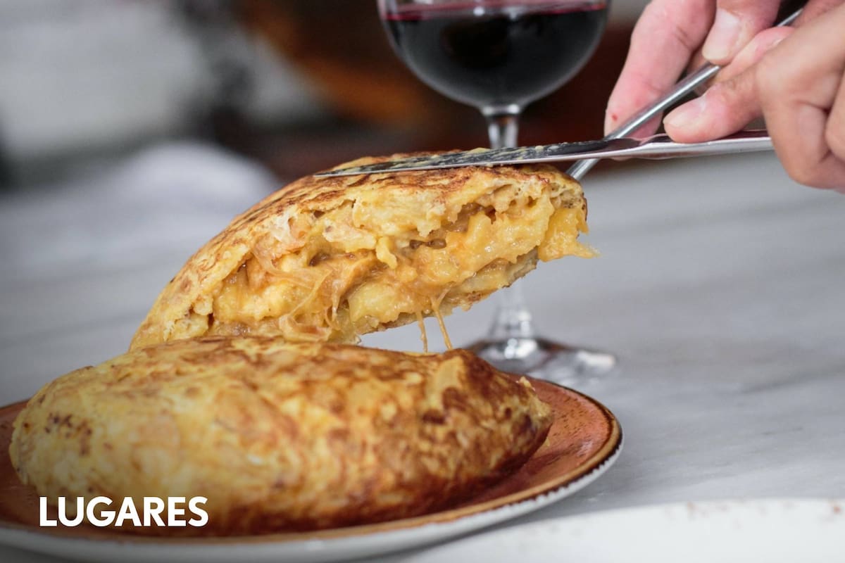 Como entrada o plato principal, la tortilla no pierde vigencia en el menú local.