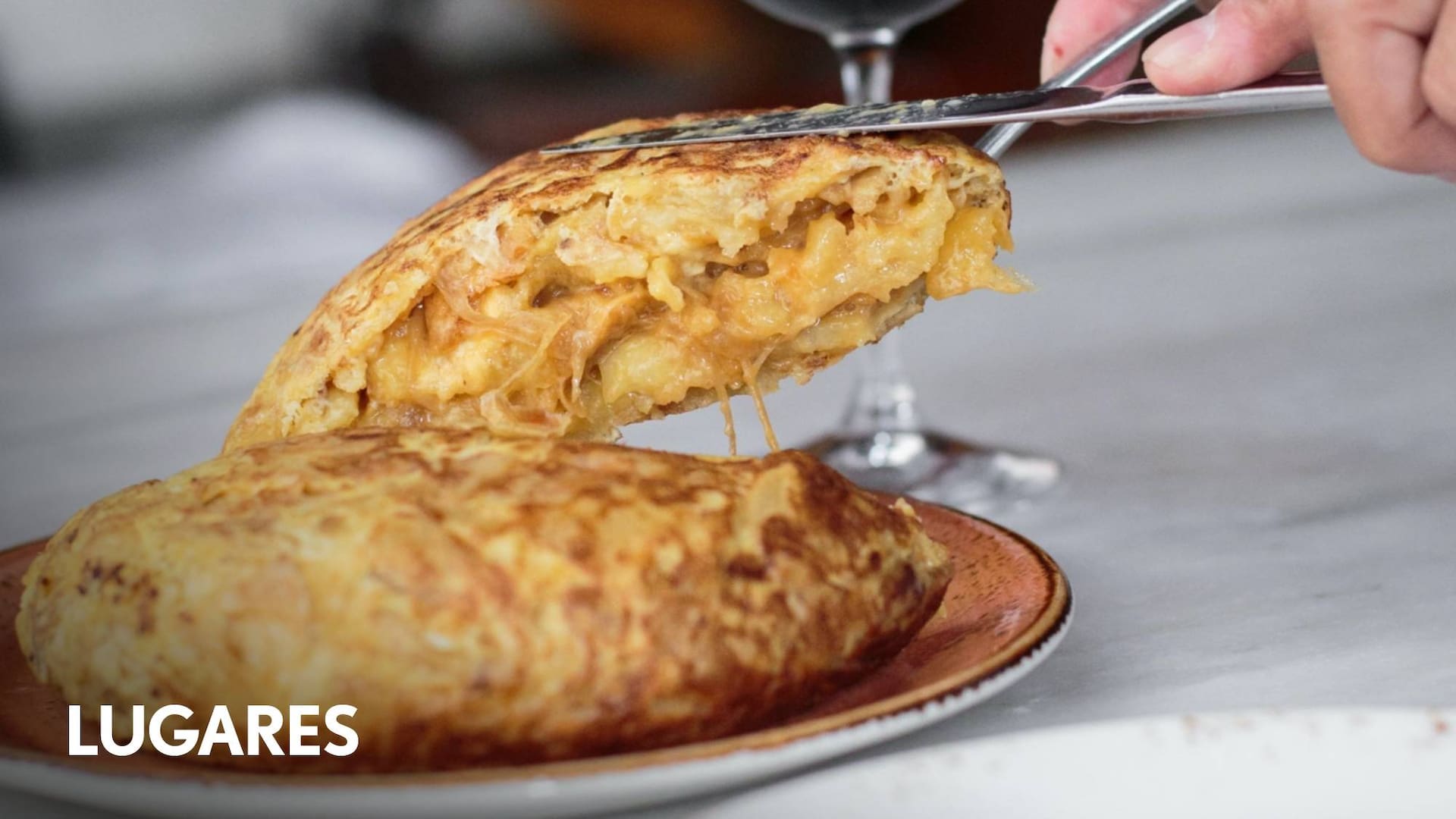 Como entrada o plato principal, la tortilla no pierde vigencia en el menú local.