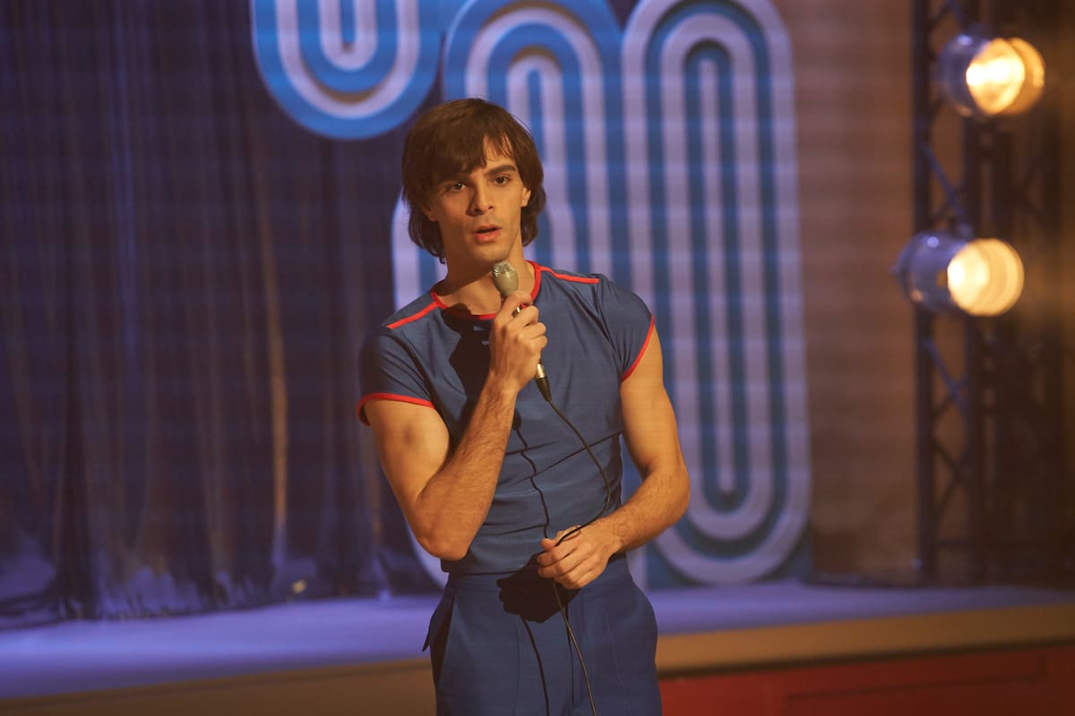 Cómo es Bosé, la serie sobre vida del artista español que no le esquiva a sus polémicas y contradicciones