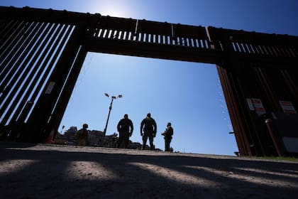 Cómo es el muro negro que Estados Unidos construye en la frontera de México bajo supervisión de la CBP y el DHS