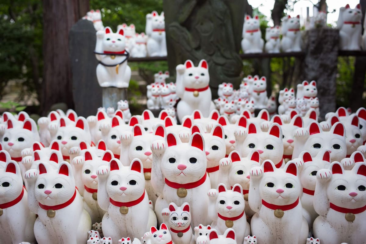 Cómo es el templo de Gotokuji, en Tokio, dedicado a los gatos de la suerte, maneki-neko