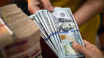 Cómo es la compra de dólares con billetes