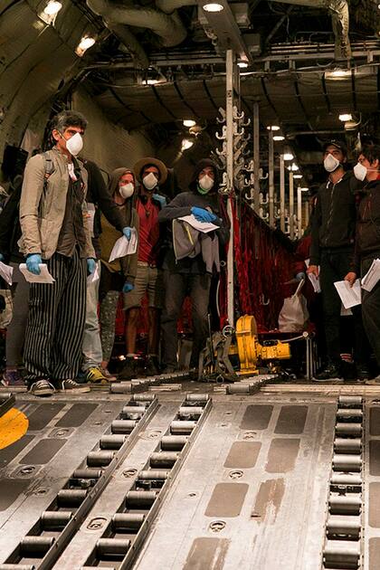 Cómo es la repatriación de argentinos a bordo del avión Hércules de la Fuerza Aérea Argentina