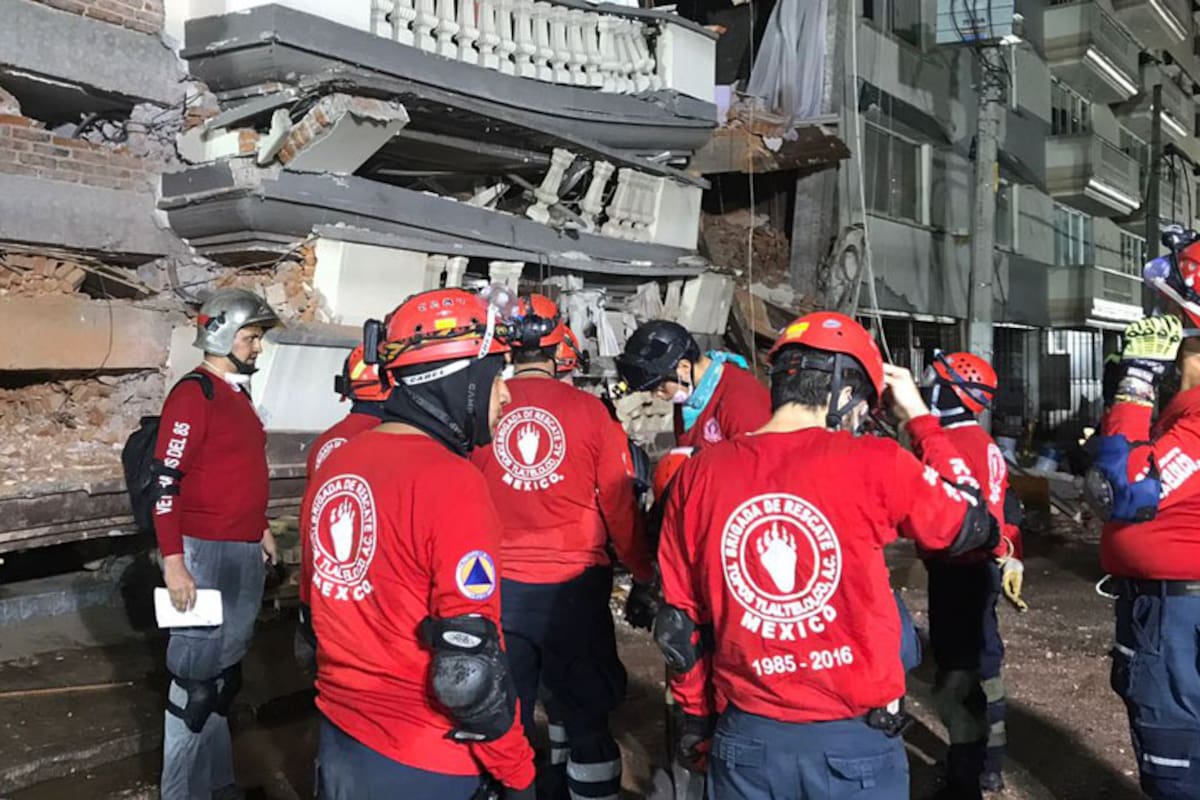 Cómo es la tarea de los “topos”, los héroes anónimos en las tragedias mexicanas