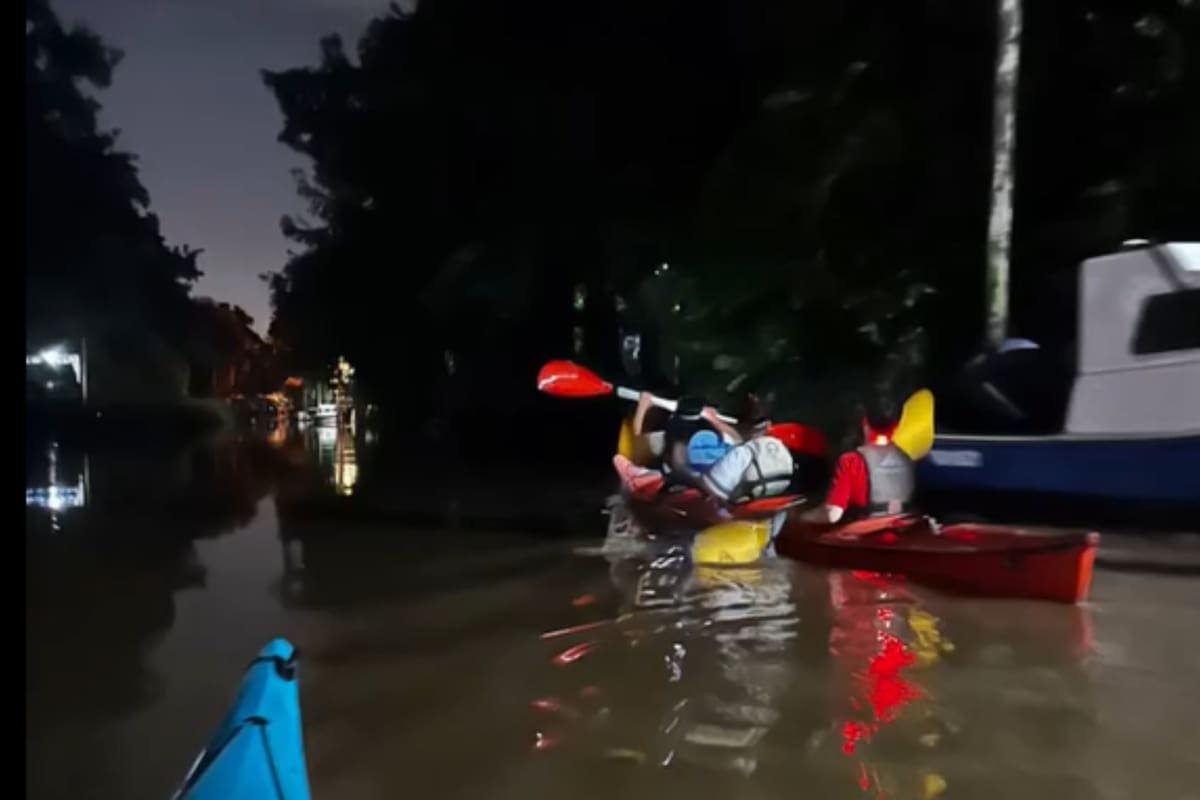 Cómo es un paseo en kayak nocturno por el Delta del Tigre: remar bajo la Luna entre juncos y canales