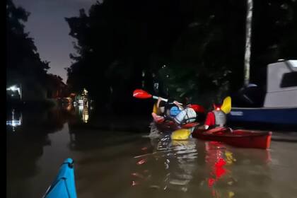 Cómo es un paseo en kayak nocturno por el Delta del Tigre: remar bajo la Luna entre juncos y canales