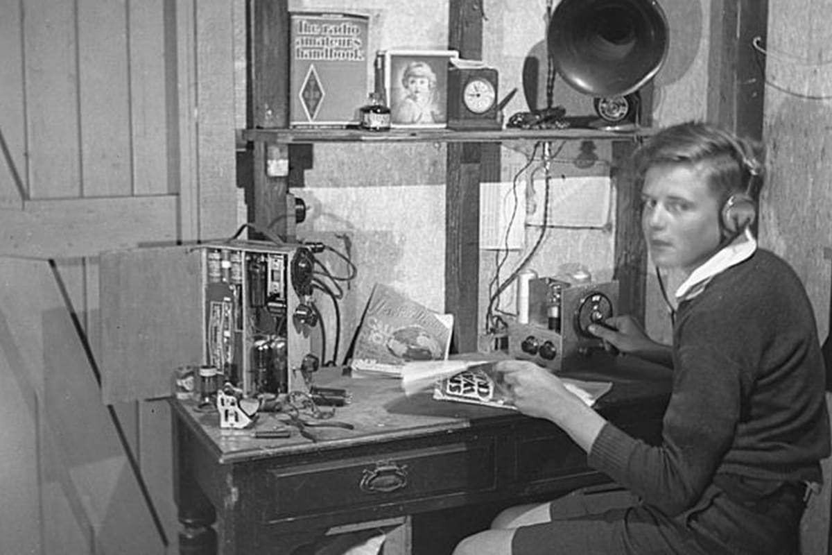 Como estudiante, David estaba fascinado con la electrónica y aprendió a construir sus propios aparatos de radio