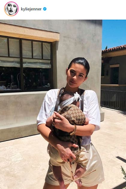 Como Eugenia Suárez, Kylie Jenner también eligió un baby carrier de Louis Vuitton