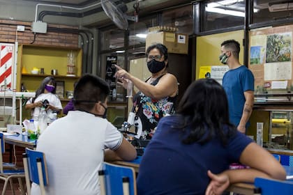 La profesora Raquel Duarte al frente de una clase en el laboratorio de la escuela N°7 Niñas de Ayohuma, de Parque Chacabuco, durante las actividades presenciales de verano