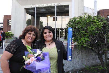 Como Gimena trabajaba, le costó un poco más de tiempo que sus compañeros graduarse; pero destaca que su meta se cumplió gracias a lo que su madre le inculcó