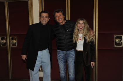 Como había trascendido hace algunas semanas, Gustavo Bermúdez debutó este jueves en la obra La cena de los tontos, en reemplazo de Mike Amigorena; tras la función, posó con sus coprotagonistas, Martín Bossi y Laurita Fernández