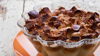 Cómo hacer budín de pan con chocolate blanco