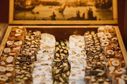 Cómo hacer el típico turrón español para Navidad