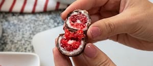 Receta de frambuesas congeladas y bañadas en chocolate hechas en casa