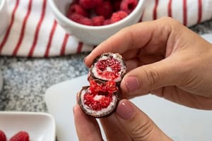 Receta de frambuesas congeladas y bañadas en chocolate hechas en casa