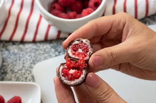 Receta de frambuesas congeladas y bañadas en chocolate hechas en casa