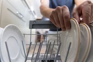 Cómo hacer para limpiar el escurridor de platos y que quede libre de sarro