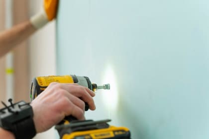 Cómo hacer que un tornillo quede firme en la pared con un paso clave (Foto: Freepik)
