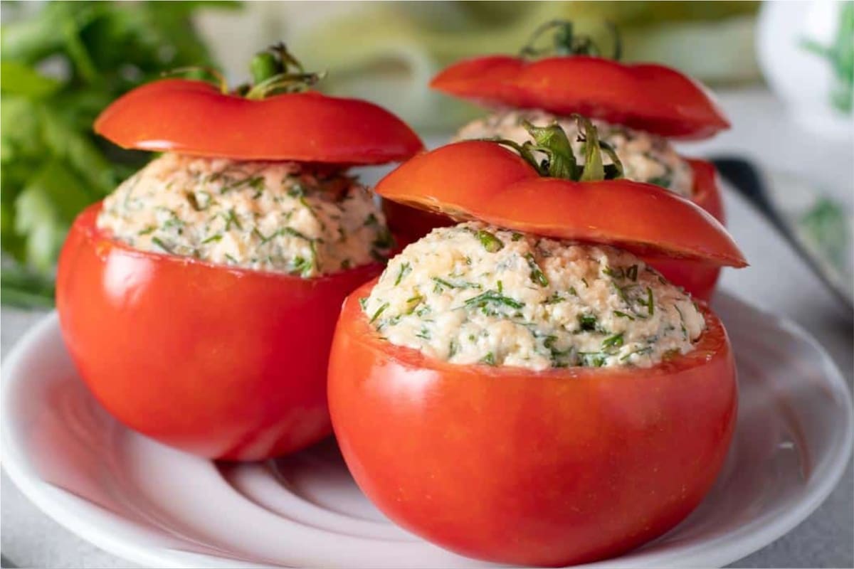 Cómo hacer tomates rellenos para Navidad