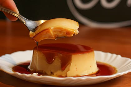 Cómo hacer un flan casero de dulce de leche sin horno