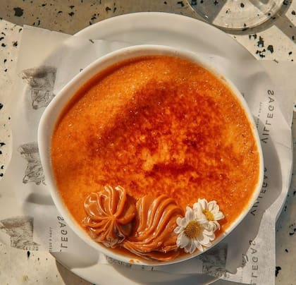 Cómo hacer una auténtica crème brûlée con crema sedosa bajo una costra crocante, según cinco chefs