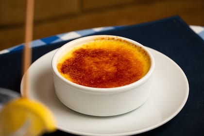 Cómo hacer una auténtica crème brûlée con crema sedosa bajo una costra crocante, según cinco chefs