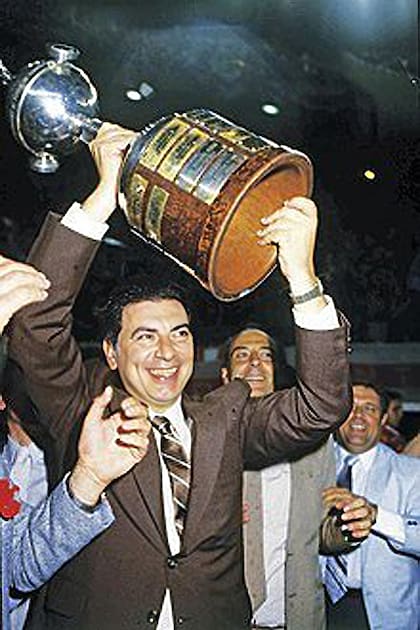 Como hincha, Santilli estuvo en la cancha en las finales perdidas en 1966 y 1976, y como presidente ganó la prinera Libertadores para River en 1986