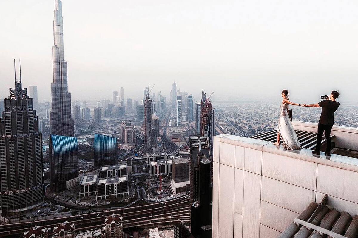 Cómo hizo Instagram, a 10 años de su creación, para transformarse en una vidriera de imágenes y situaciones en las que los usuarios exponen cómo quieren que los vean. Objetos de deseo, selfies, ocio perfecto y la fantasía del verano eterno