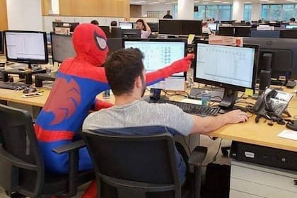 Como hubiera hecho el superhéroe de Marvel, el hombre asistió a sus colegas cuando precisaron ayuda.