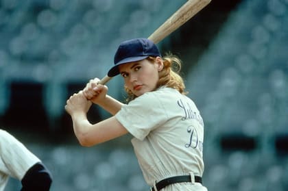 Como jugadora de la liga femenina de béisbol en Un equipo muy especial (1992)