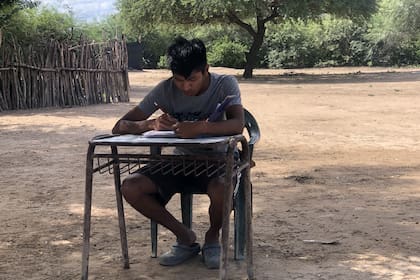 Como Kevin no tenía un escritorio en su casa, en su escuela le donaron un banco para que pudiera hacer la tarea