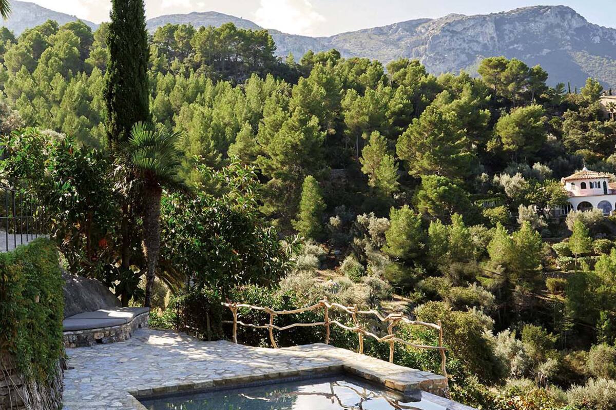 Abrazada a un terreno empinado, este refugio de veraneo en el pueblito medieval de Deià se reformó respetando la tradición arquitectónica de Mallorca y con el sentido minimalista de sus dueños nórdicos.