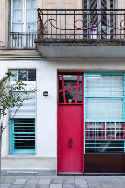 Como la casa no tiene mucho patio, el frente vidriado ayuda a captar mayor cantidad de luz.