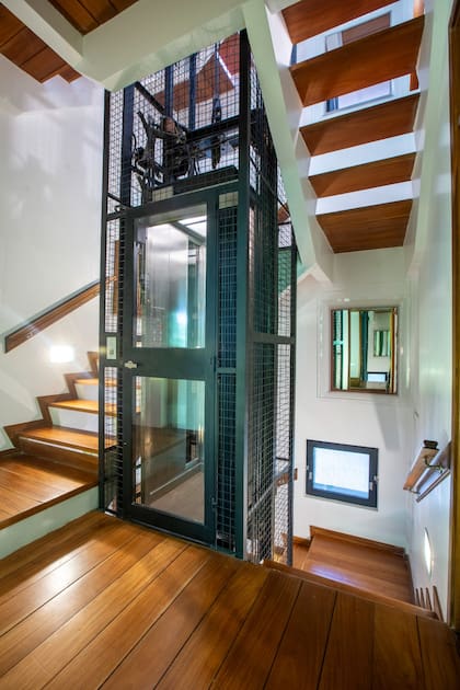 Como la casa tiene cuatro plantas, un ascensor permite desplazarse con comodidad.