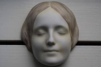 Como "la desconocida del Sena" no tenía signos de violencia, se dijo que se había arrojado al Sena para suicidarse, pero tambien surgieron varios relatos con hipótesis para explicar su muerte