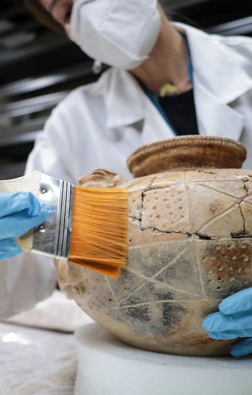 Como la mayoría de las obras repatriadas son de cerámica, los procesos de restauración son más sencillos. "A pesar de que tienen muchísimos años, se pueden conservar muy bien con el paso del tiempo", asegura Medina