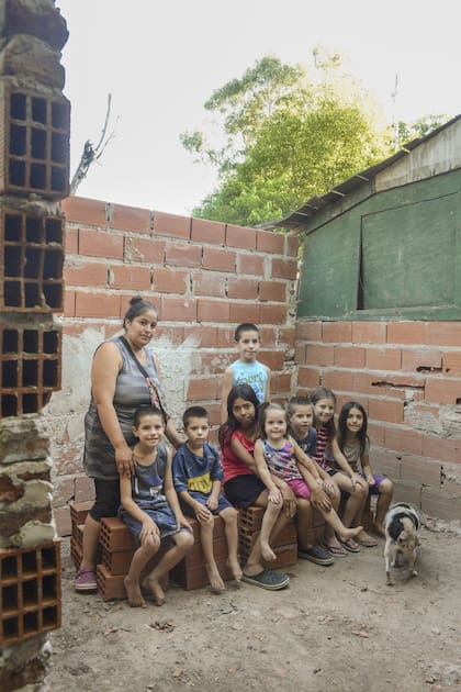 Como la obra de su casa en Pilar está paralizada, Carina Sosa y sus hijos viven en una habitación que le prestó un familiar