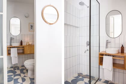 Como la puerta del baño está junto a la entrada, se decidió sacar la existente y reemplazarla por una galponera de hierro, que ocupa menos lugar y suma diseño