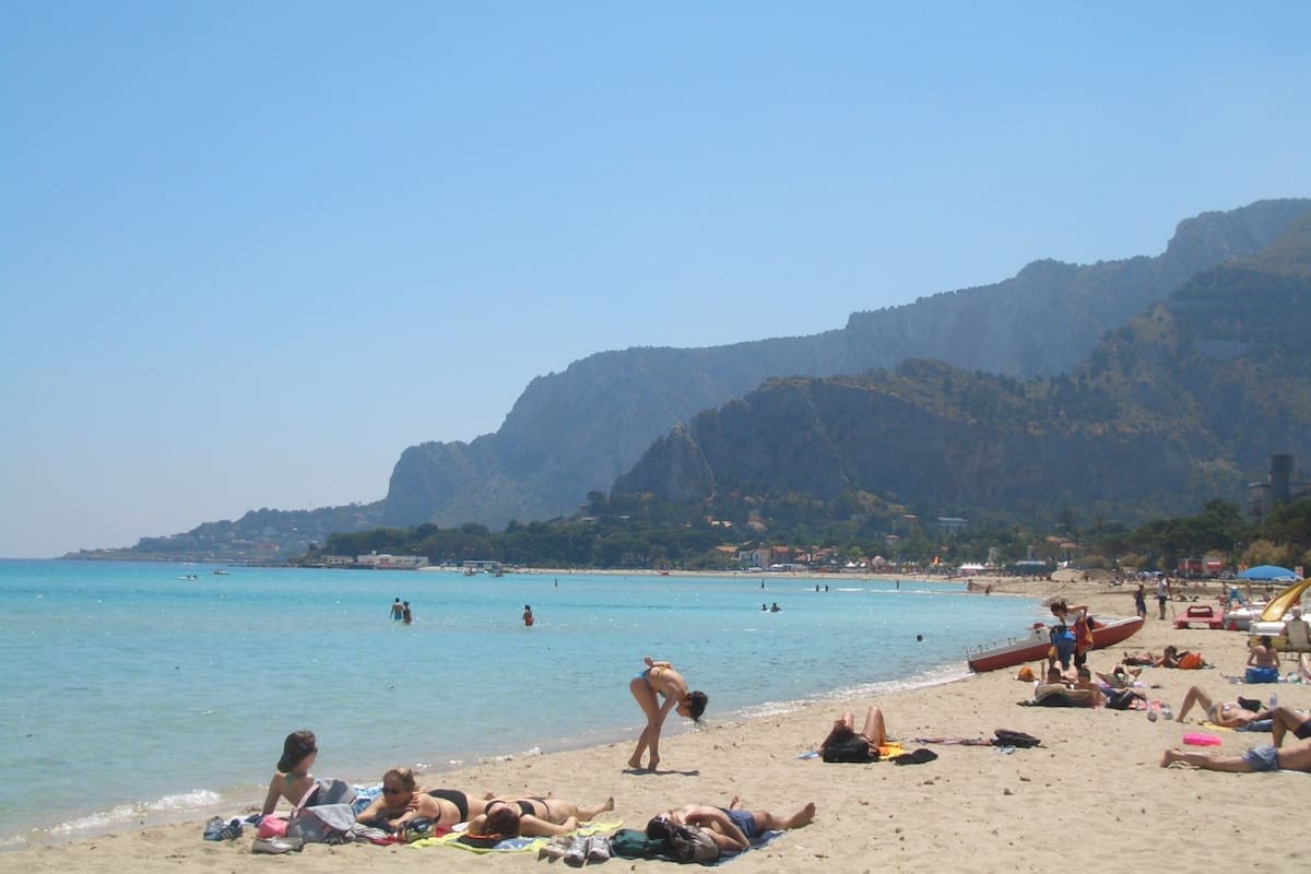 Como las plazas son limitadas, la ventaja que tienen estas APP es que permite a los usuarios evitar la cola al llegar al balneario y, por sobre todas las cosas, asegurarse de que van a poder contar con aquellos elementos que deseen para disfrutar unas horas escuchando el ruido de las olas del mar.